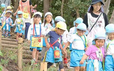 年少・年中どんぐり拾い（しながわ区民公園へ）の様子