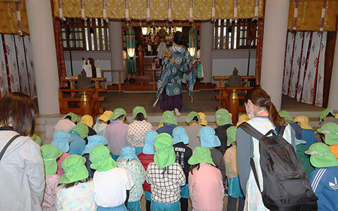 七五三参拝（天祖諏訪神社で祝詞をあげていただきます。）の様子